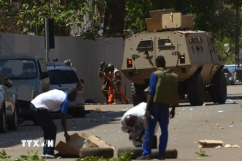 Hiện trường một vụ tấn công tại Ouagadougou, Burkina Faso. (Ảnh: AFP/ TTXVN)