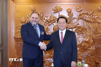 Trưởng Ban Tuyên giáo và Dân vận Trung ương Nguyễn Trọng Nghĩa và đồng chí Guillermo Rehermann Armesto, Ủy viên Bộ Chính trị, Bí thư Trung ương phụ trách tổ chức và chính sách cán bộ Đảng Cộng sản Uruguay. (Ảnh: Phương Hoa/TTXVN)