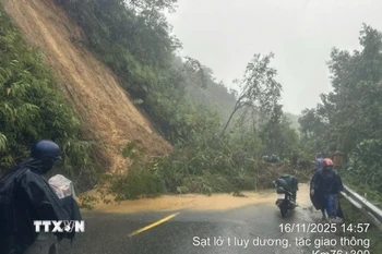 Sạt lở trên tuyến quốc lộ 49 đi qua địa bàn xã A Lưới 3. (Ảnh: TTXVN phát)