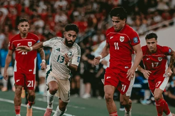 Indonesia (áo đỏ) thua ngược trước Saudi Arabia.