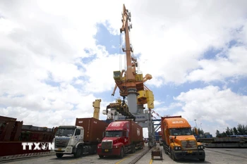 Xe chở hàng xuất khẩu tại cảng Tân Vũ (Hải Phòng). (Ảnh: Tuấn Anh/TTXVN)