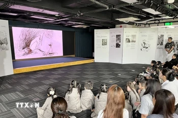 Các em nhỏ nghe giới thiệu về nhân vật Moomin tại Chương trình. (Ảnh: TTXVN phát)