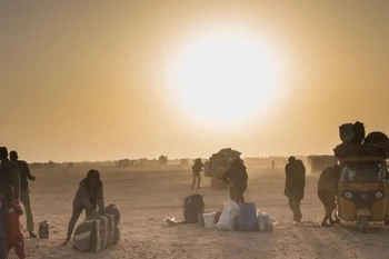 Người di cư vượt sa mạc tìm đường sang châu Âu. (Nguồn: Guardian)