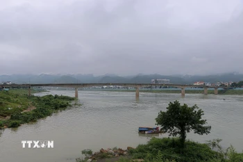 Nước sông Đà dâng lên cao tại khu vực hạ du thủy điện Hòa Bình. (Ảnh: Thanh Hải/TTXVN)