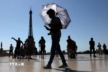 Trời nắng gay gắt tại Paris, Pháp. (Ảnh: Reuters/TTXVN)