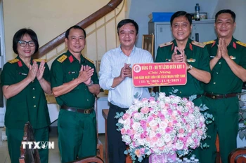 Đoàn công tác của Đảng ủy, Bộ Tư lệnh Quân khu 9 thăm, chúc mừng CQTT TTXVN tại thành phố Cần Thơ nhân dịp kỷ niệm 100 năm Ngày Báo chí Cách mạng Việt Nam (21/6/1925-21/6/2025). (Ảnh: Thanh Liêm/TTXVN)