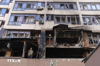 Một toà nhà bị hư hỏng sau vụ không kích của Nga xuống quận Shevchenkivskyi ở Thủ đô Kiev (Ukraine) ngày 21/7/2025. (Nguồn: THX/TTXVN)