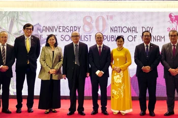 Đại sứ và Phu nhân (ở giữa) chụp ảnh kỷ niệm với Trưởng phái đoàn các nước ASEAN ở Bangladesh. (Ảnh do Đại sứ quán cung cấp)