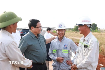 Thủ tướng Phạm Minh Chính với công nhân thi công dự án đường bộ cao tốc Biên Hòa-Vũng Tàu. (Ảnh: Dương Giang/TTXVN)