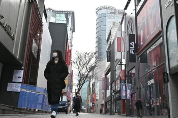 Người dân di chuyển trên phố ở Seoul, Hàn Quốc. (Ảnh: AFP/TTXVN)