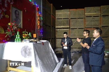 Đại diện Đại sứ quán Việt Nam tại Israel và cộng đồng người Việt Nam dâng hương trước bàn thờ Chủ tịch Hồ Chí Mình. (Ảnh: Thanh Bình/TTXVN)