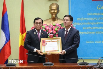 Trao tặng Huân chương Lao động hạng Nhất của Chính phủ Lào cho tỉnh Đắk Lắk. (Ảnh: Tuấn Anh/TTXVN)