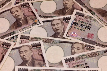 Đồng tiền mệnh giá 10.000 yen của Nhật Bản. (Ảnh: AFP/TTXVN)