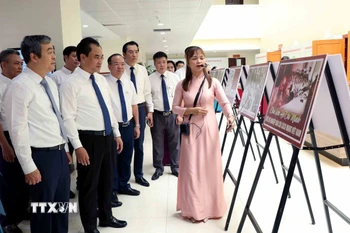 Các đại biểu tham quan triển lãm "Thái Nguyên trong dòng chảy báo chí cách mạng Việt Nam." (Ảnh: Trần Trang/TTXVN)