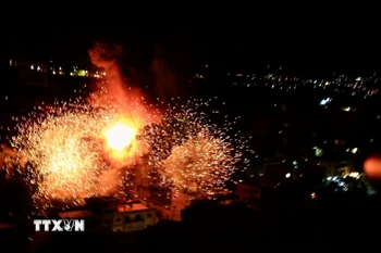 Hiện trường cuộc không kích của Israel xuống Kfarhatta, miền Nam Liban ngày 5/1/2026. (Ảnh: THX/TTXVN)