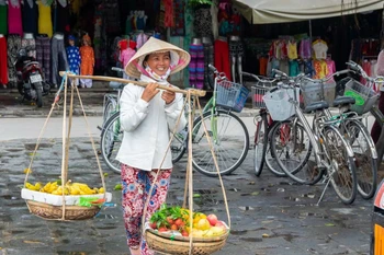 Tác giả Johnsen nhận xét ngay cả những người bán hàng rong cũng luôn tươi cười. (Nguồn: nzherald)