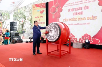 Phó Chủ tịch UBND tỉnh Hải Dương Nguyễn Minh Hùng đánh trống khai hội. (Ảnh: Mạnh Tú/TTXVN)