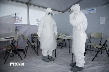Nhân viên y tế làm việc tại khu vực điều trị cho bệnh nhân nhiễm Ebola tại Uganda. (Ảnh: AFP/TTXVN)