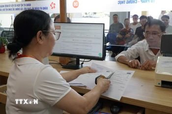 Vận hành thử nghiệm xử lý hồ sơ, thủ tục cho người dân tại Trung tâm phục vụ hành chính công phường Hòa Cường (mới). (Ảnh: Quốc Dũng/TTXVN)
