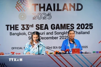 HLV trưởng đội tuyển nữ Việt Nam Mai Đức Chung trả lời họp báo sau trận đấu. (Ảnh: Minh Quyết/TTXVN)