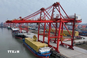Quang cảnh cảng hàng hóa tại tỉnh Giang Tô, Trung Quốc. (Ảnh: THX/TTXVN)