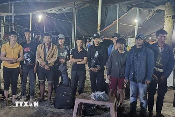 Các đối tượng nhập cảnh trái phép từ Campuchia về Việt Nam bị tạm giữ tại Đồn Biên phòng Tân Hà. (Ảnh: TTXVN phát)