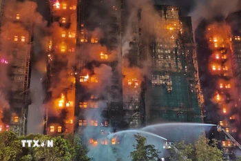 Hiện trường vụ hỏa hoạn tại khu chung cư ở Hong Kong, Trung Quốc ngày 26/11/2025. (Ảnh: THX/TTXVN)