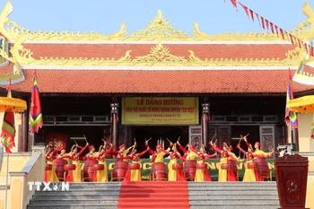 Màn trống hội khai lễ tại Kiên Giang. (Lê Huy Hải/TTXVN)