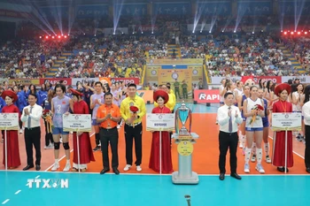 Nghi thức trao kỷ niệm chương và hoa cho các đội bóng tham dự giải Bóng chuyền Nữ Quốc tế VTV Ferroli Cup năm 2025. (Ảnh: Hoàng Hùng/TTXVN)