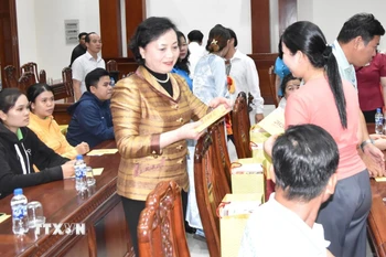Bí thư Trung ương Đảng, Phó Thủ tướng Chính phủ Phạm Thị Thanh Trà tặng quà cho công nhân có hoàn cảnh khó khăn ở Đồng Tháp. (Ảnh: Hữu Chí/TTXVN)