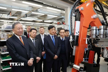 Tổng Bí thư Tô Lâm thăm phòng thí nghiệm tạo mẫu thử nghiệm của Đại học Aalto. (Ảnh: Thống Nhất/TTXVN)