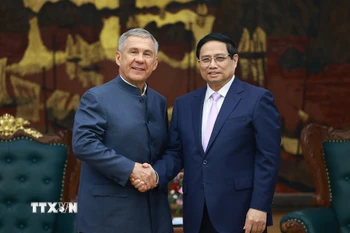 Thủ tướng Phạm Minh Chính tiếp ông Rustam Minnikhanov, người đứng đầu Cộng hòa Tatarstan thuộc Liên bang Nga. (Ảnh: Dương Giang/TTXVN)
