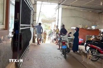 Cảnh sát tổ chức khám nghiệm hiện trường vụ án. (Ảnh: Đậu Tất Thành/TTXVN)