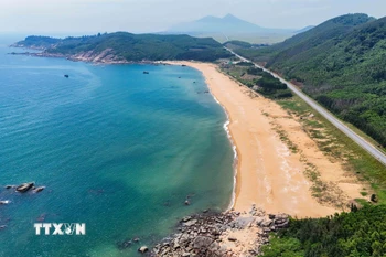 Một bãi biển còn hoang sơ thuộc đoạn đi qua huyện Kỳ Anh (Hà Tĩnh). (Ảnh: Hữu Quyết/TTXVN)