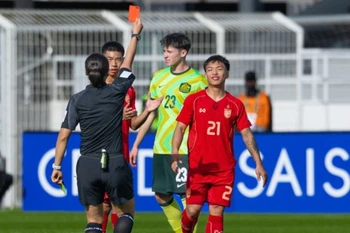 Phon Ek Maneekorn lĩnh thẻ đỏ, khiến U23 Thái Lan thua ngược ngày ra quân. (Nguồn: AFC)