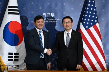 Thứ trưởng Ngoại giao phụ trách vấn đề chiến lược và tình báo Jeong Yeon Doo (phải) và quyền Đại sứ Mỹ tại Hàn Quốc Kevin Kim. (Nguồn: Yonhap)