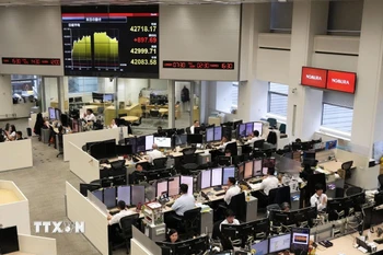 Quang cảnh phòng giao dịch tại một công ty chứng khoán ở Tokyo, Nhật Bản. (Ảnh: Kyodo/TTXVN)