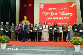 Phó Chủ tịch Quốc hội Nguyễn Thị Thanh trao quà Tết tại xã Yên Từ. (Ảnh: Đức Phương/TTXVN)