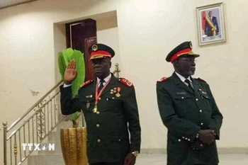 Tướng Horta Nta Na Man (trái) tuyên thệ nhậm chức “Tổng thống chuyển tiếp” ở Guinea-Bissau sau binh biến, ngày 27/11/2025. (Ảnh: THX/TTXVN)