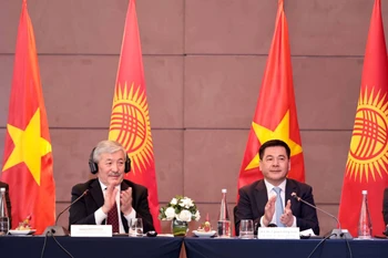 Thủ tướng Kyrgyzstan Adylbek Kasymaliev và Bộ trưởng Nguyễn Hồng Diên đồng chủ trì Diễn đàn. (Ảnh: Trần Việt/TTXVN)