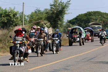Người dân Campuchia sơ tán tới điểm trú ẩn an toàn ở tỉnh Siem Reap ngày 8/12/2025. (Ảnh: THX/TTXVN)
