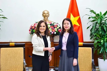 Thứ trưởng Nguyễn Minh Hằng và Thứ trưởng Ngoại giao Chile Gloria de la Fuente. (Nguồn: Báo Thế giới & Việt Nam)