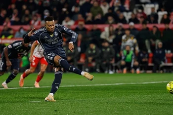 Mbappe ghi bàn từ chấm 11m, giúp Real Madrid thoát thua trước Girona. (Nguồn: AP)