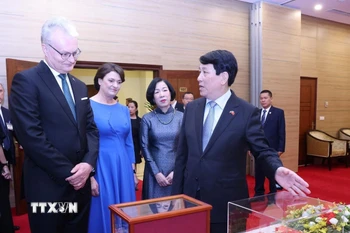Chủ tịch nước Lương Cường và Phu nhân trao tặng phẩm chào mừng Tổng thống Litva Gitanas Nauseda và Phu nhân thăm chính thức Việt Nam. (Ảnh: Lâm Khánh/TTXVN)