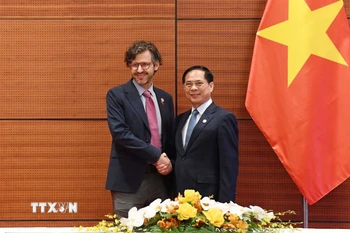 Phó Thủ tướng, Bộ trưởng Ngoại giao Bùi Thanh Sơn tiếp Thứ trưởng Ngoại giao Colombia Mauricio Jaramillo Jassir. (Ảnh: An Đăng/TTXVN)