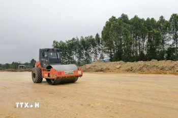 Nhà thầu thi công san lấp mặt bằng Khu công nghiệp Song Mai-Nghĩa Trung, tỉnh Bắc Ninh. (Ảnh: Thanh Thương/TTXVN)