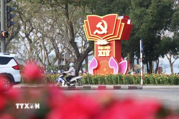 Các biểu ngữ, trang trí chào mừng Đại hội XIV của Đảng tại các khu vực công viên trung tâm thành phố Huế. (Ảnh: Văn Dũng/TTXVN)