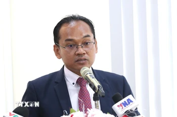 Tiến sỹ Seun Sam, nhà phân tích chính sách thuộc Viện Hàn lâm Hoàng gia Campuchia (RAC), phát biểu tại chương trình tọa đàm “Đảng Cộng sản Việt Nam trong kỷ nguyên phát triển mới của Việt Nam” do Đại sứ quán Việt Nam tại Vương quốc Campuchia tổ chức. (Ảnh: Huỳnh Thảo/TTXVN)