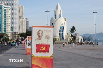 Panô tuyên truyền về Đại hội đại biểu toàn quốc lần thứ XIV của Đảng được trưng bày ở khu vực Quảng trường 2 tháng 4 (phường Nha Trang, Khánh Hòa). (Ảnh: Nguyễn Thành/TTXVN)