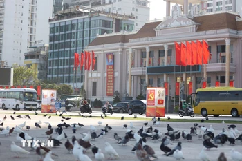 Quảng trường 2 tháng 4, đường Trần Phú (phường Nha Trang) rực đỏ màu cờ và các panô tuyên truyền về Đại hội Đảng. (Ảnh Đặng Tuấn/TTXVN)